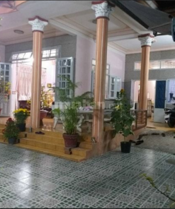 Cần bán nhà lớn , có sân rộng và sân thượng